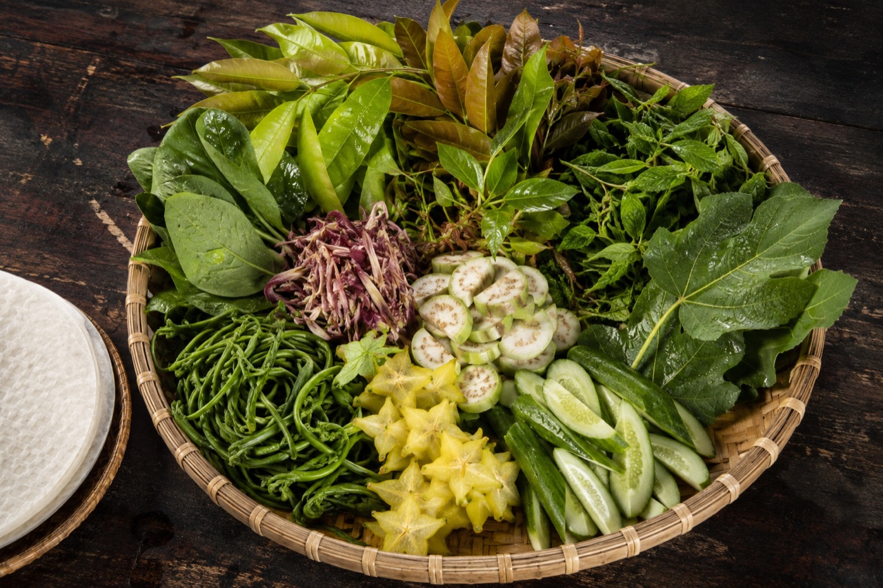 Rổ rau miền Tây ăn kèm cá tai tượng chiên xù: lá cách, lá cóc, đọt lộc vừng, đọt xoài, lá sung, bắp chuối bào, chuối chát, khế chua, rau muống chẻ, dưa leo