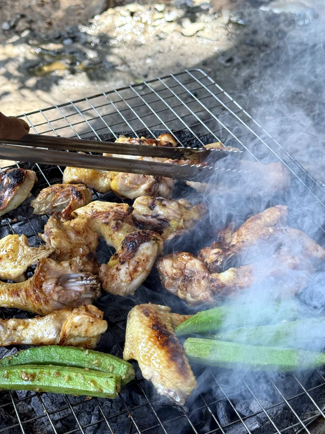 Khói bốc lên xuyên qua miếng thịt đang nướng trên than