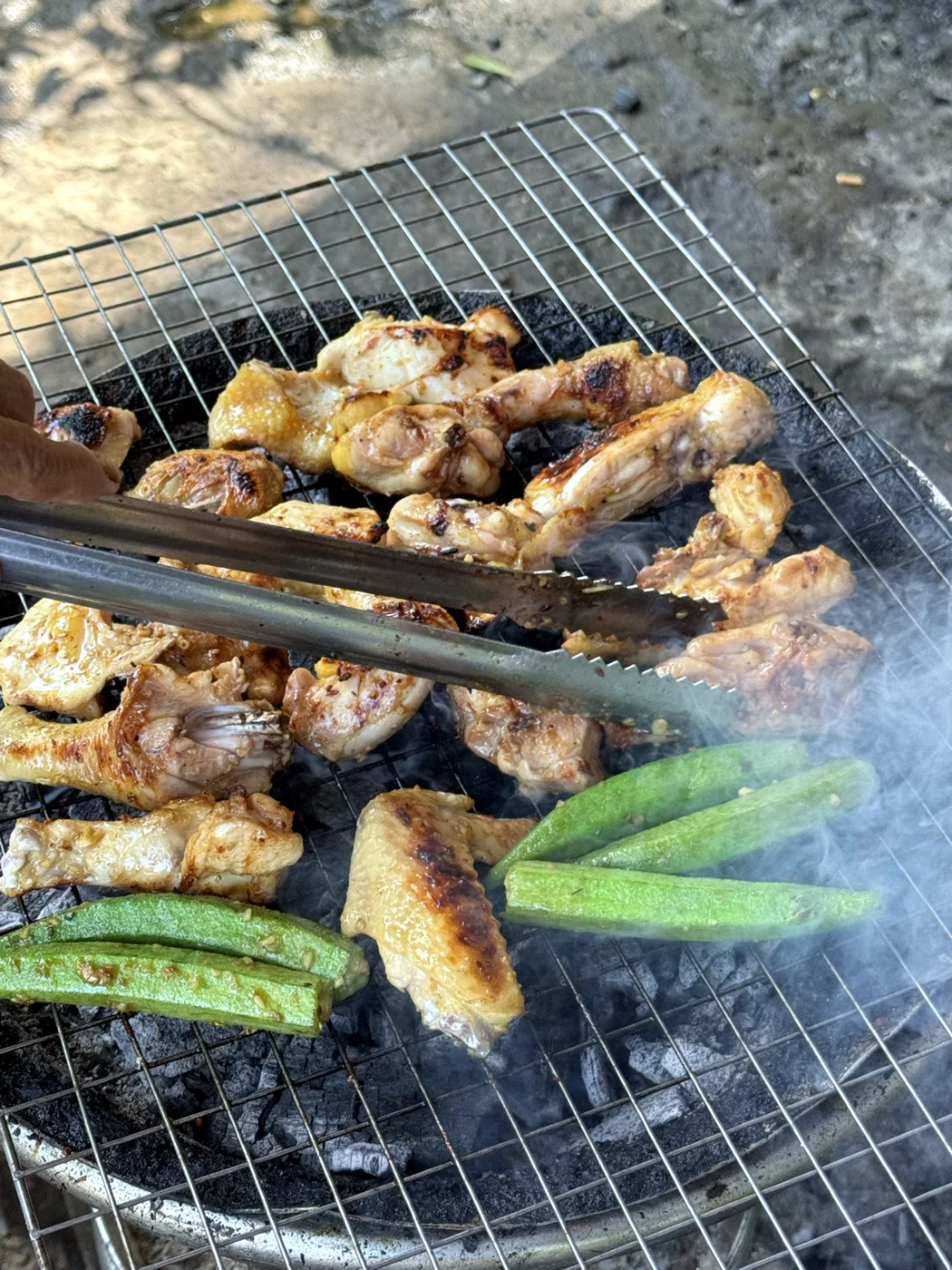 Cánh gà nướng trực tiếp trên than hở, mỡ nhỏ giọt xuống than