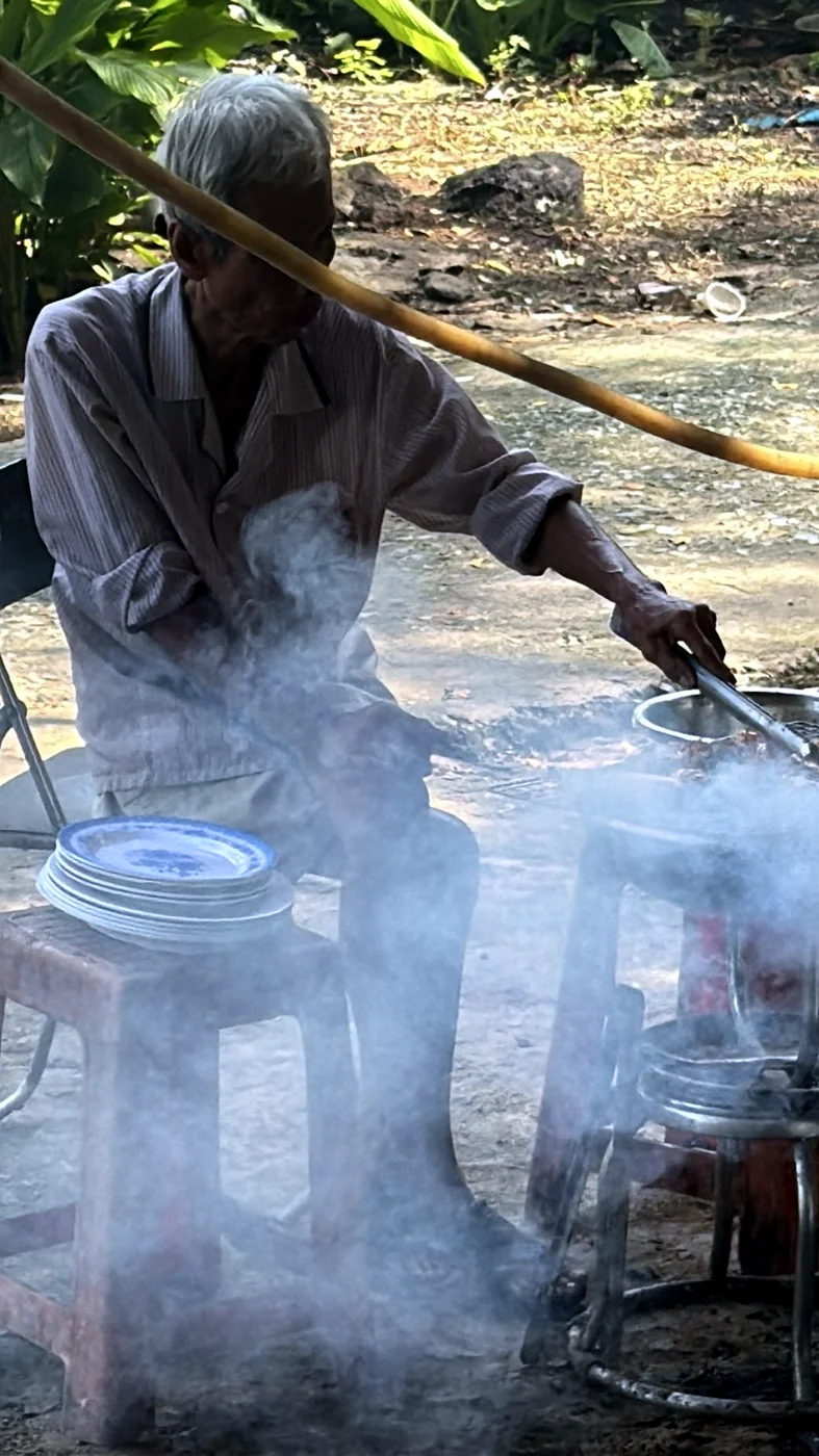 Người nướng than trực tiếp ngồi trong đám khói dày