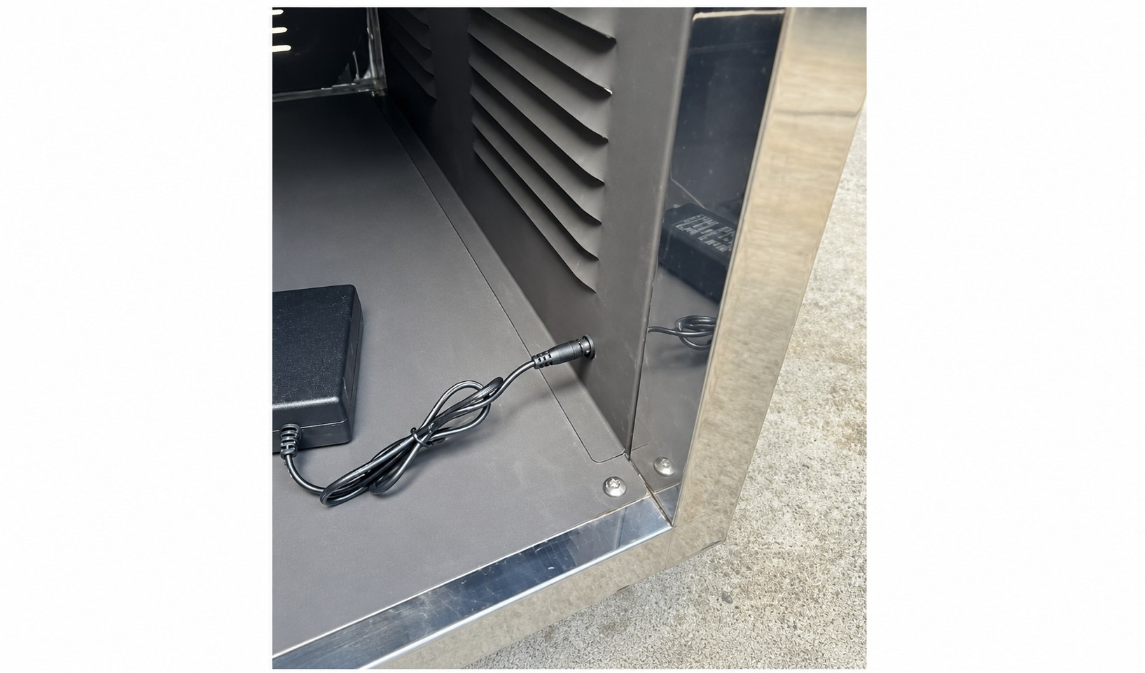 Adaptor nguồn của hệ thống tạo gió đặt trong khoang lò FastGrill