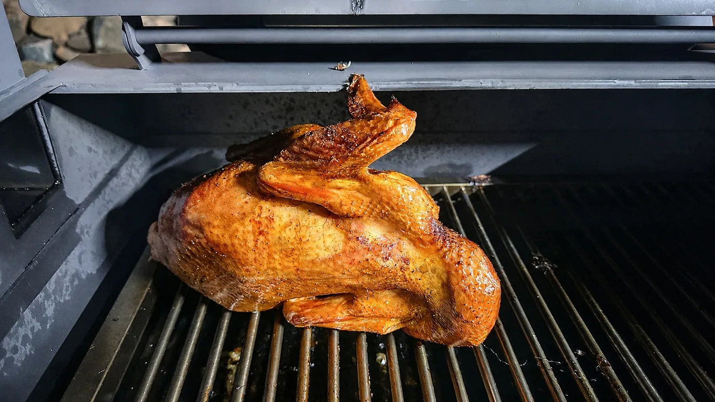 Gà nướng than nguyên con vàng đều trên vỉ trong lò Duy's Oven