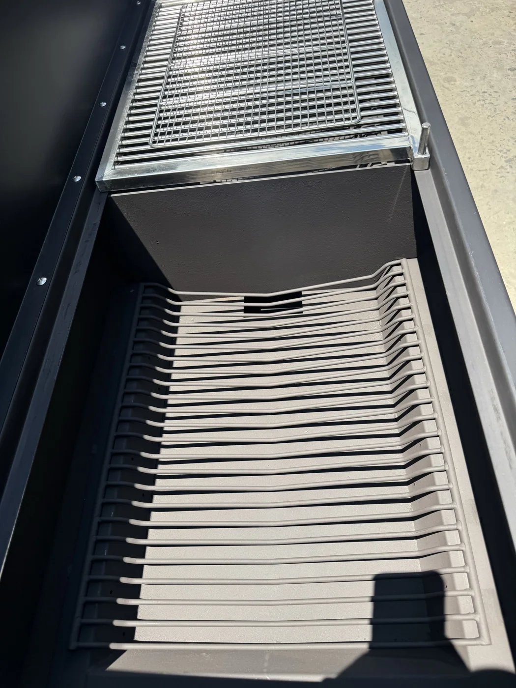Vỉ chữ V inox của lò nướng than Argentina Grill