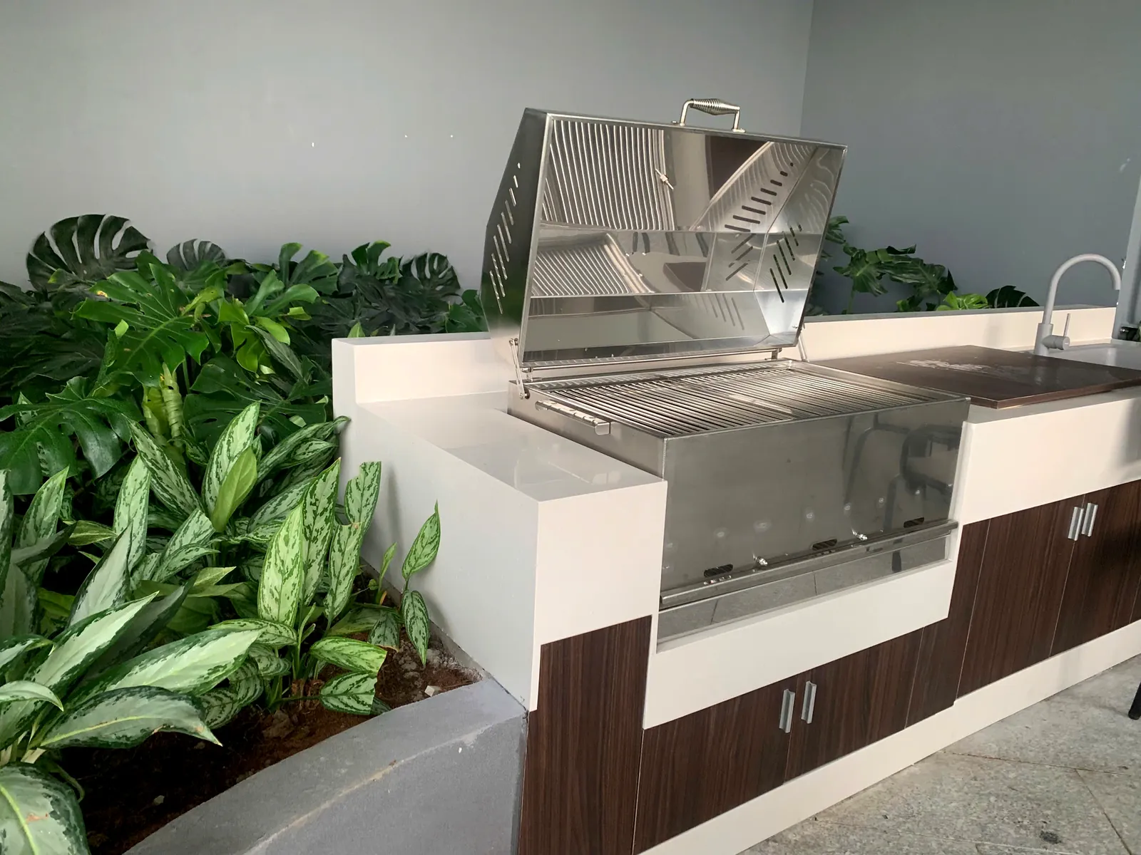 Lò 845 mở nắp nhìn toàn cảnh trên bàn bếp BBQ