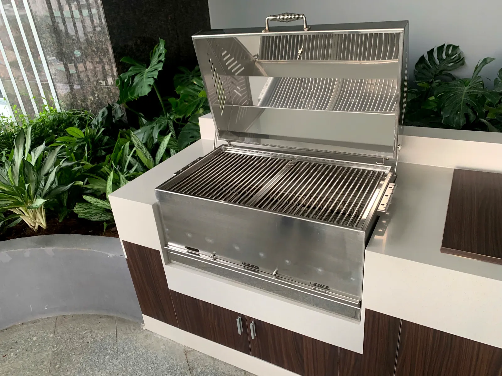 Lò 845 mở nắp, thấy vỉ nướng inox rộng và khoang lò