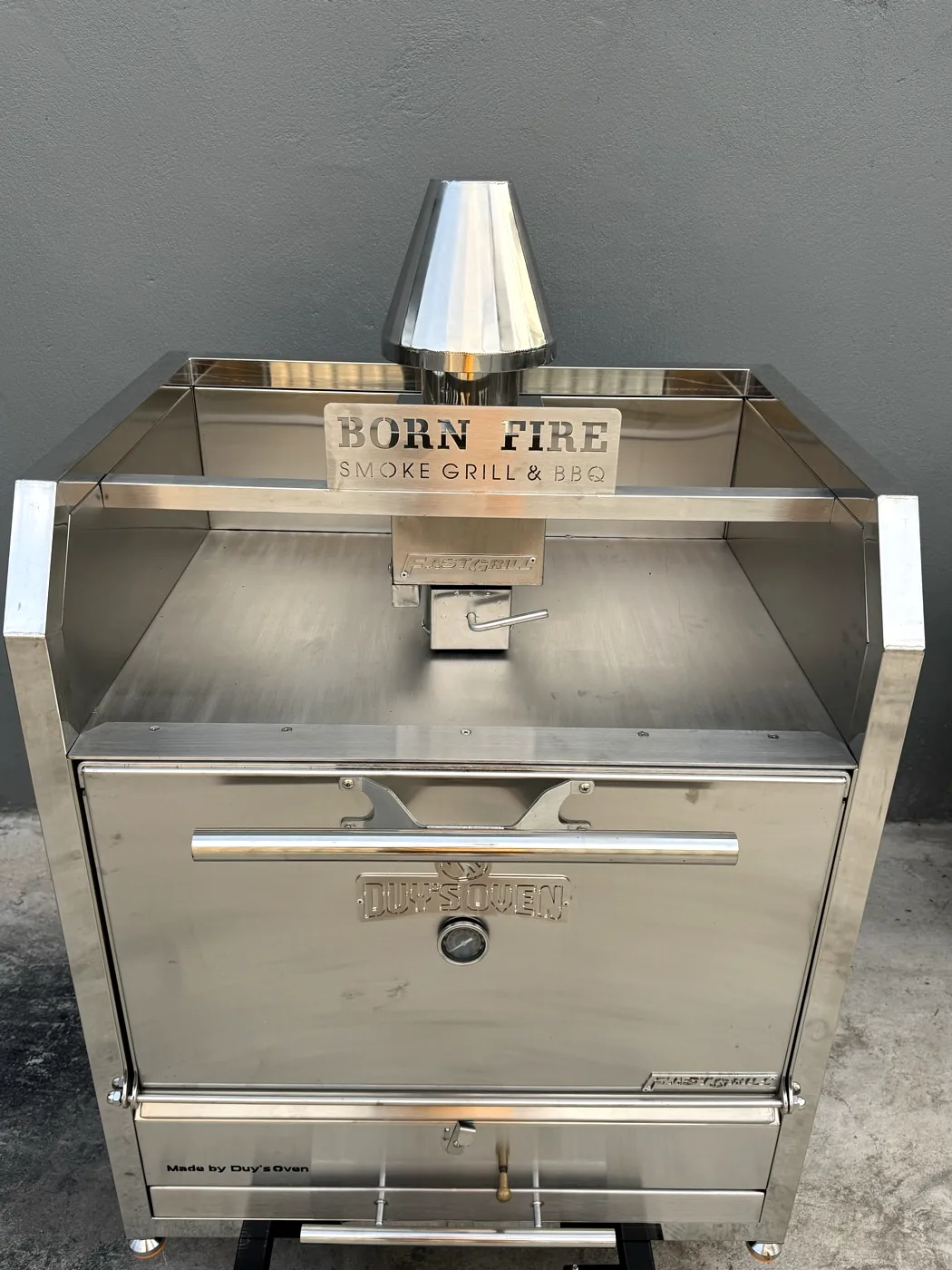Khoang inox phía trên và chân ống khói của FastGrill Compact