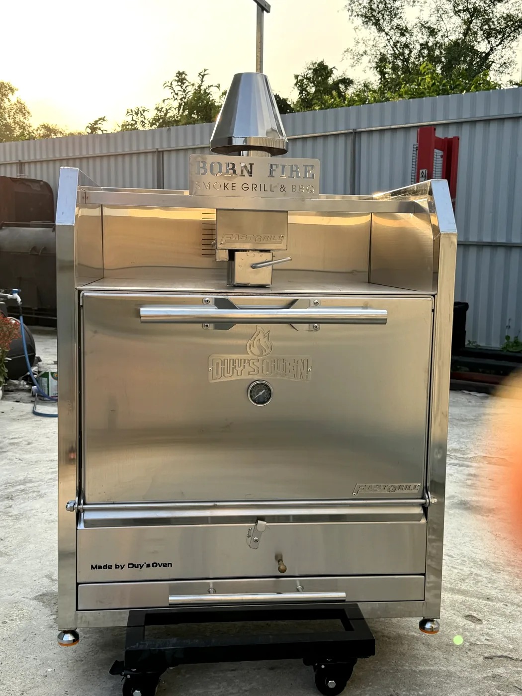 FastGrill Compact đặt ngoài trời trước xưởng