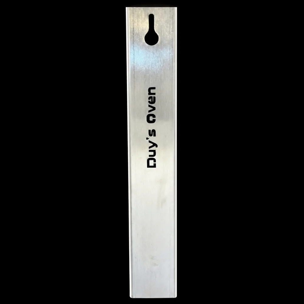 Cây lật vỉ inox của lò nướng than tách khói 125L Pro, khắc laser Duy's Oven, lỗ khoá hình chìa để móc vô tay vỉ