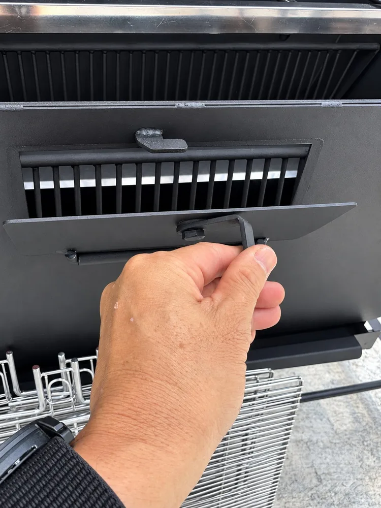 Tay mở nắp lật che khe gió trên thân lò 250L Pro