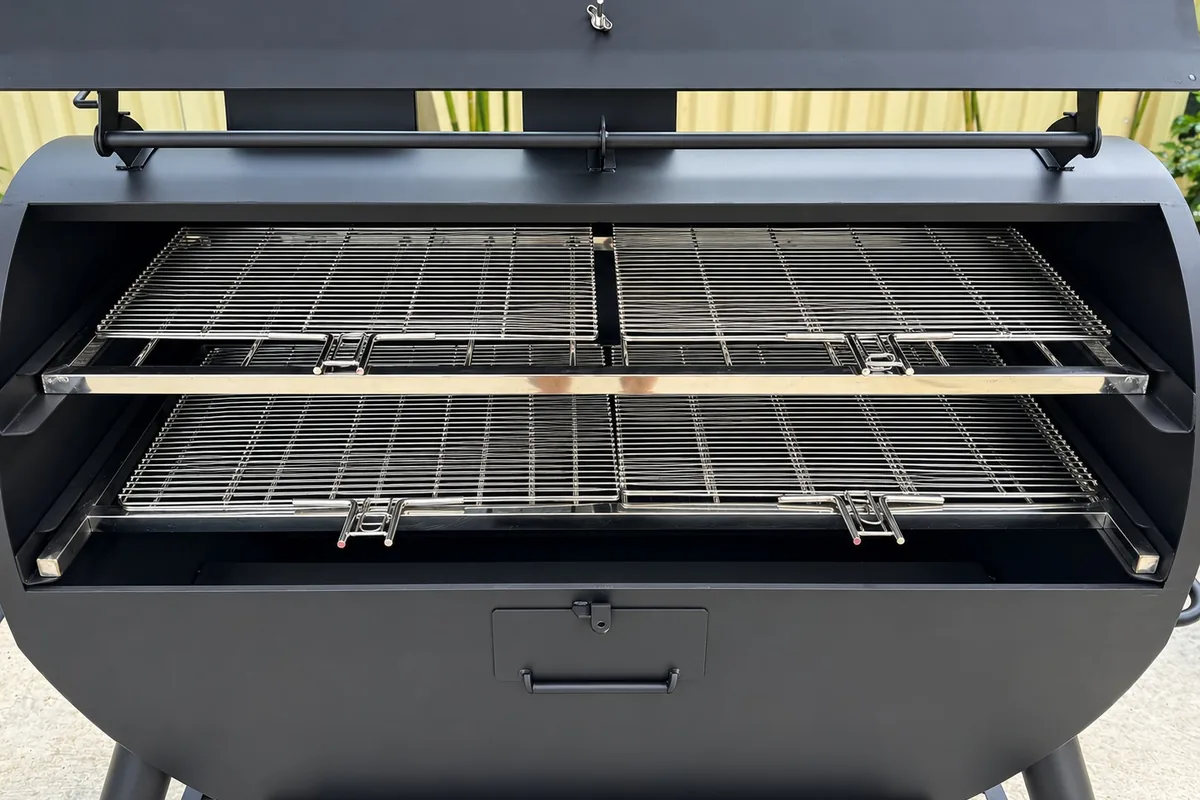 Hai tầng vỉ kẹp inox trong khoang nướng của Lò Nướng Than Tách Khói 250L Pro
