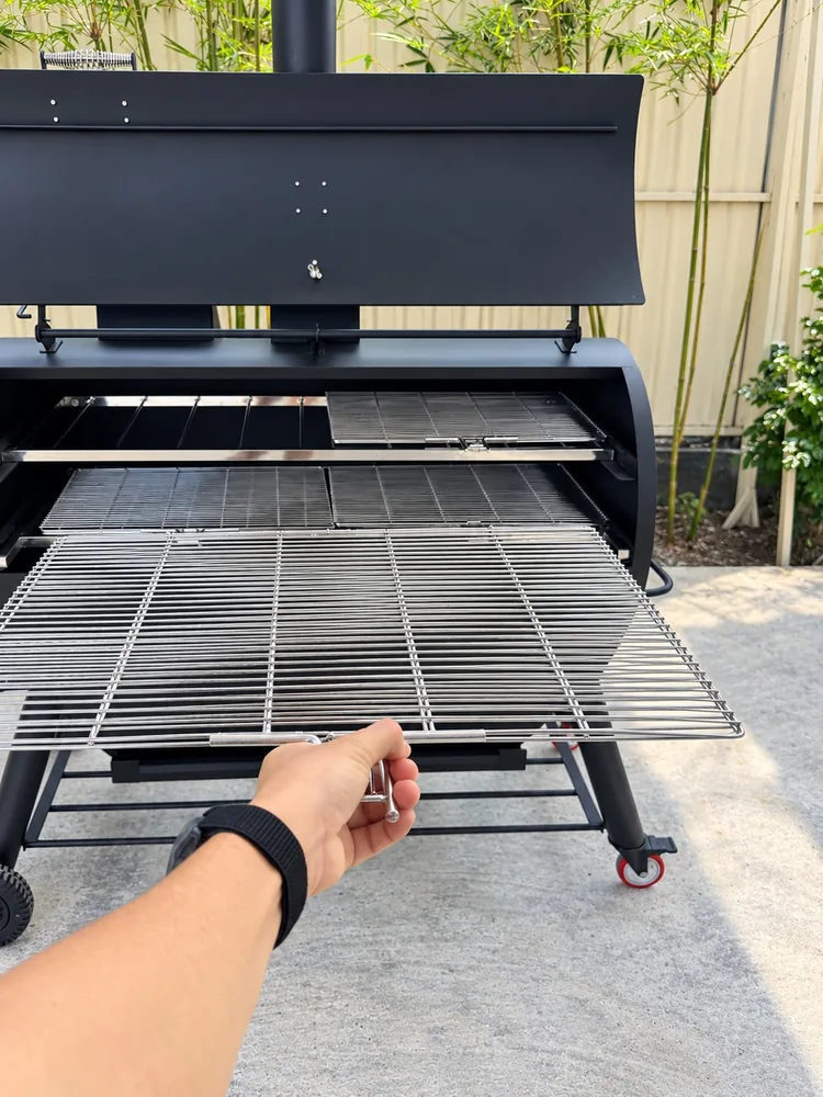 Kéo vỉ của lò 250L Pro trượt ra phía trước để xếp thịt