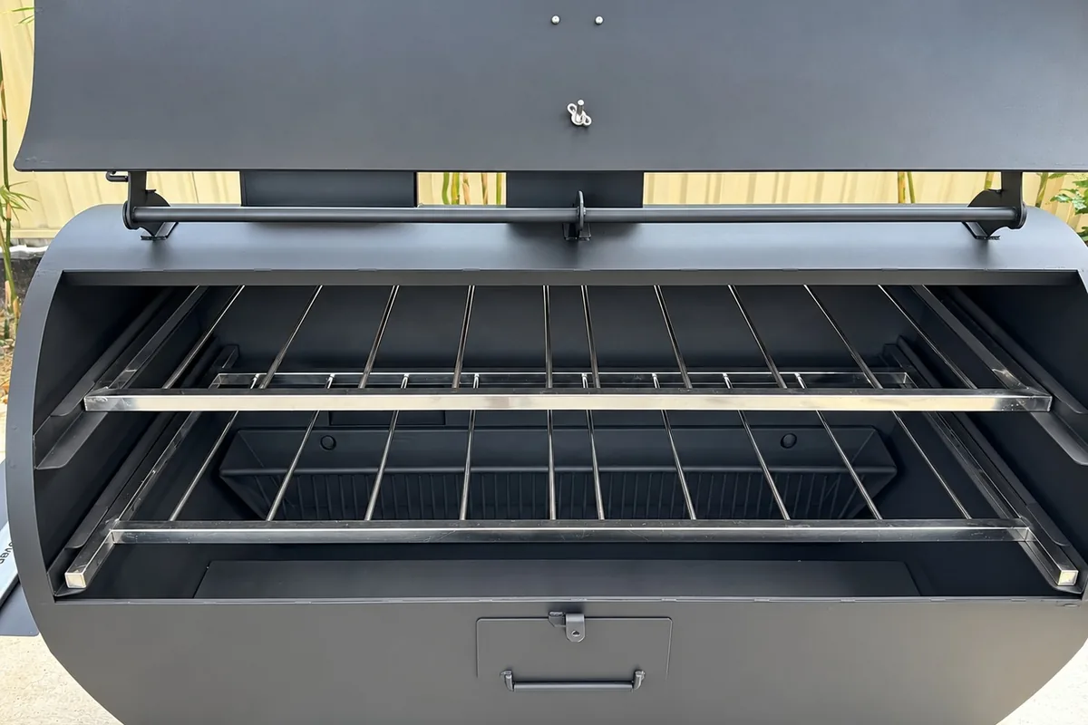 Lòng lò 250L Pro nhìn thẳng khi đã nhấc vỉ ra, còn hai tầng thanh đỡ vỉ bằng inox