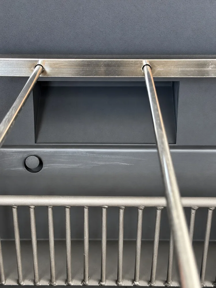 Nhìn sâu vào lòng lò 250L Pro, thanh inox đỡ vỉ phía trên