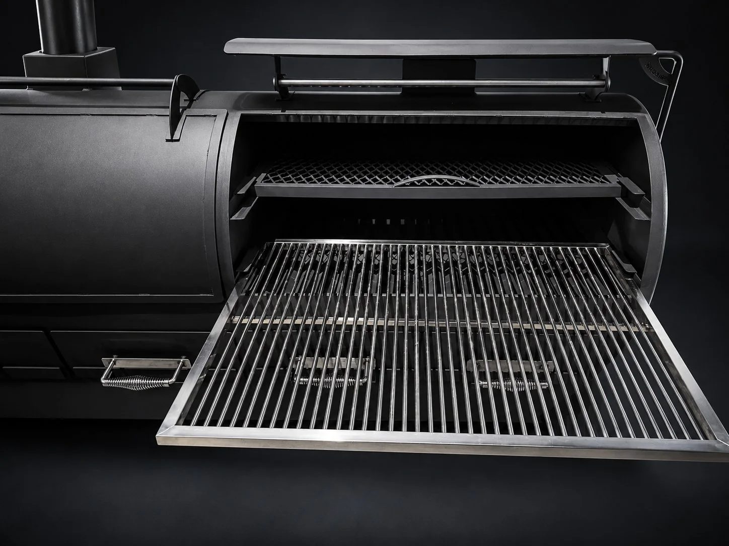 Kéo vỉ inox ra khỏi khoang nướng của lò tách khói 2 khoang