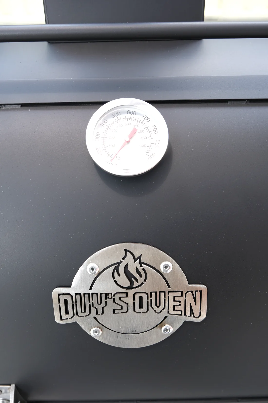 Đồng hồ nhiệt và huy hiệu Duy's Oven trên nắp