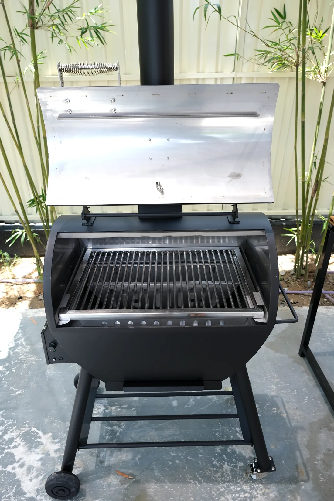 Mở nắp lò thấy vỉ nướng và hai hộc than