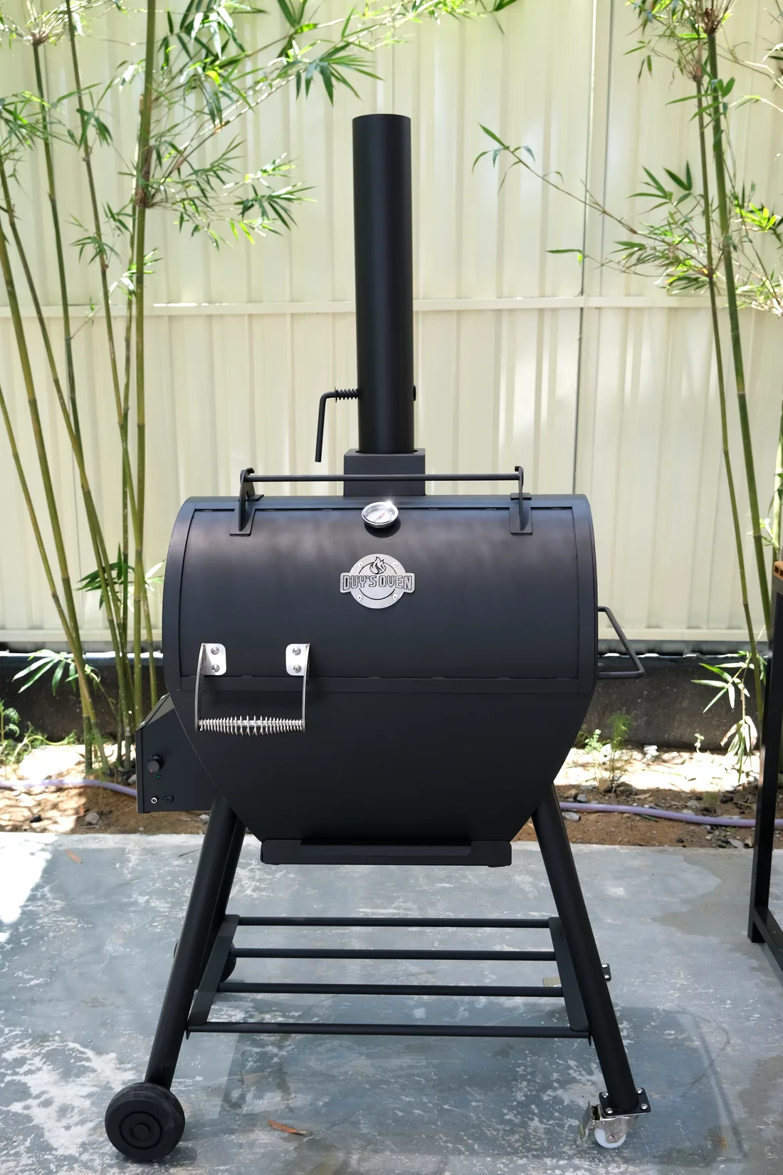 Lò Tách Khói 65L inox 304 trong bữa tiệc sân vườn gia đình