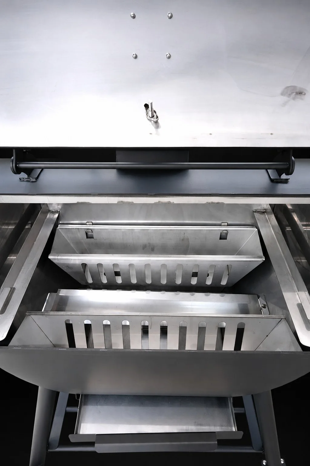 Hai hộc than dọc bằng inox có khe thông gió