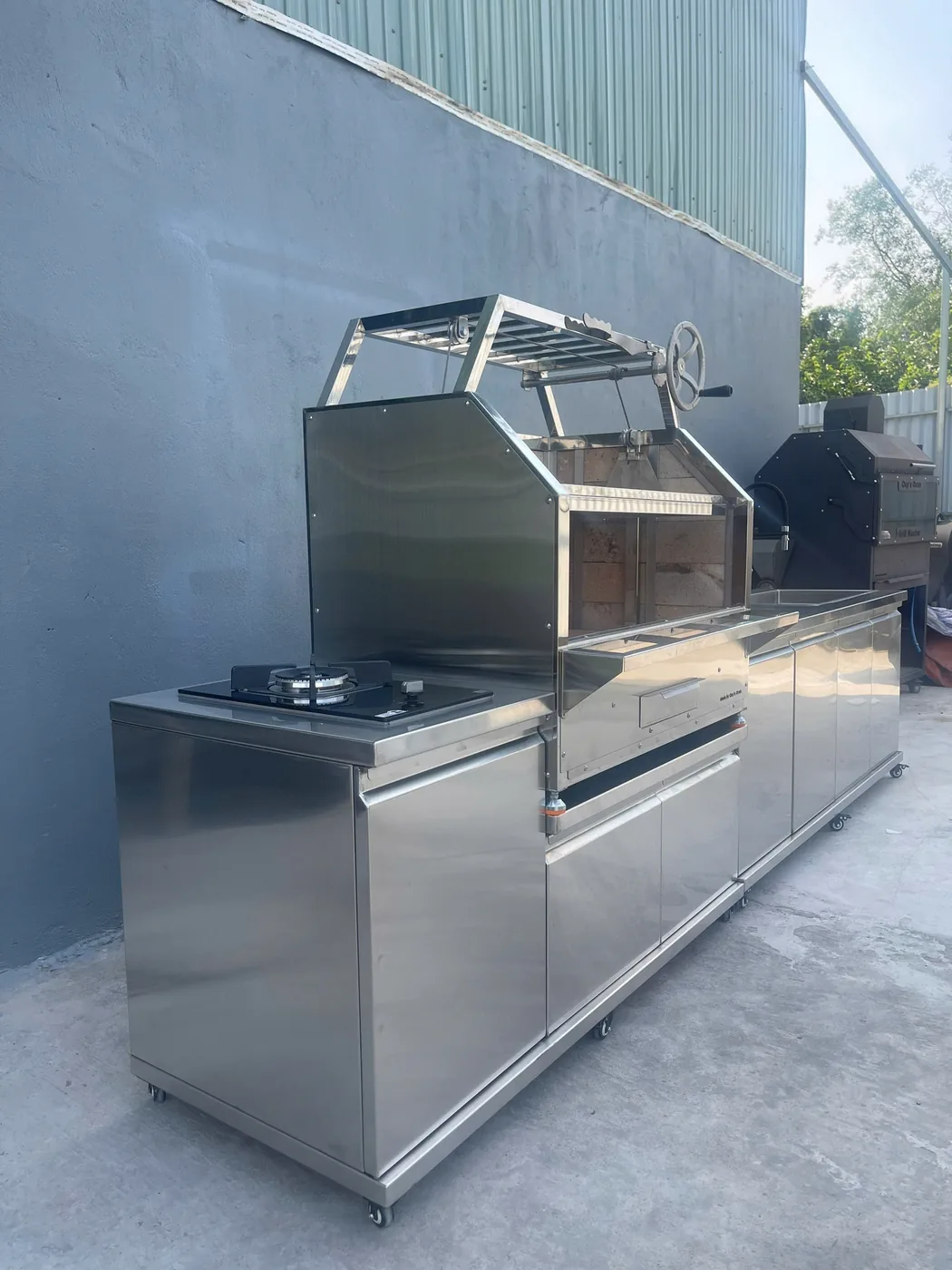 Góc nghiêng — bếp gas và vô lăng nâng hạ vỉ